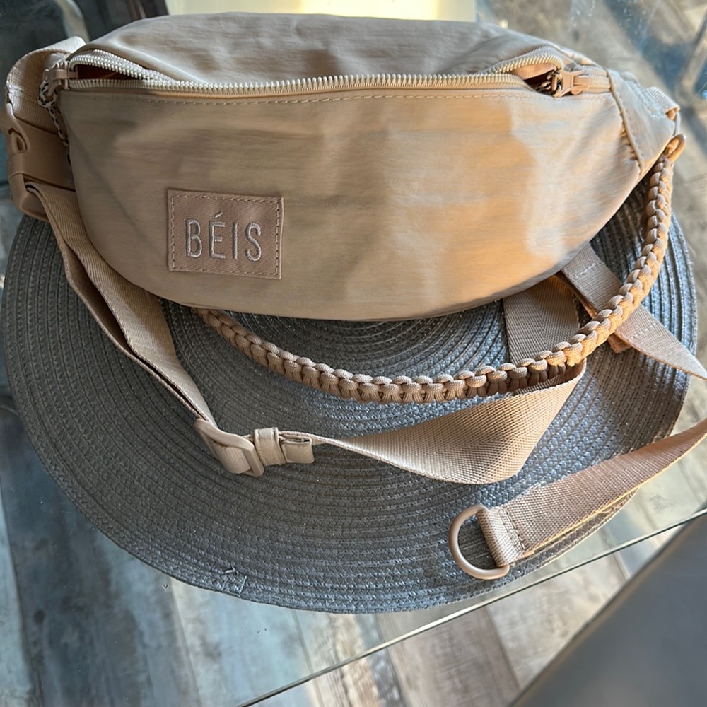 BÉIS The sport pack in Beige it is out of stock in the BÉIS website